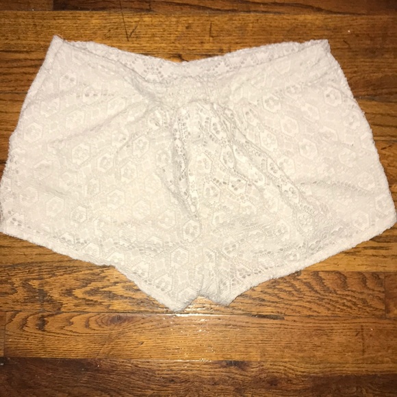 White laced shorts - Picture 2 of 3